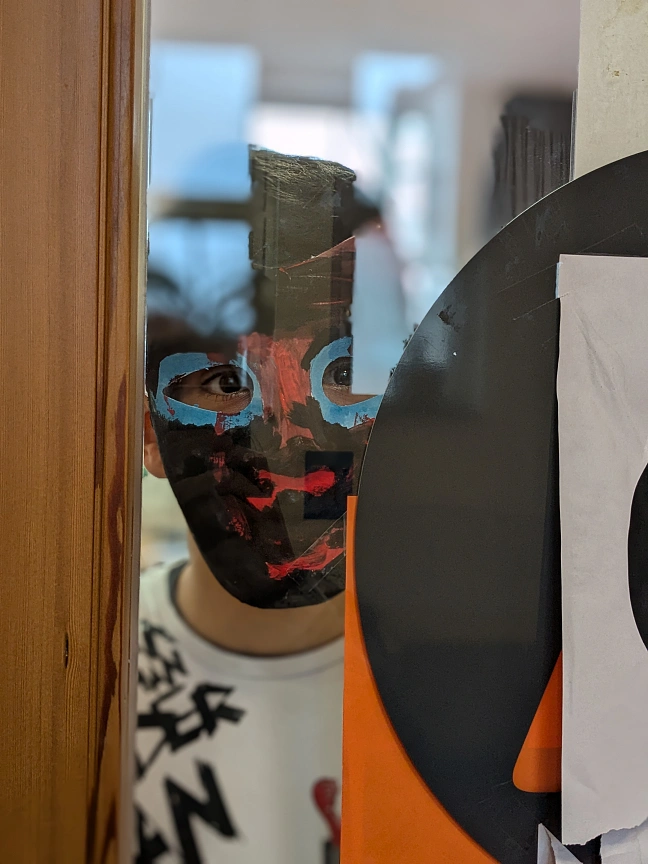 Schüler:innen der 8c gestalten eigene Theatermasken